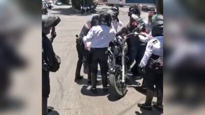 VIDEO: Biker y policías arman jaloneos por la moto y todo por una infracción