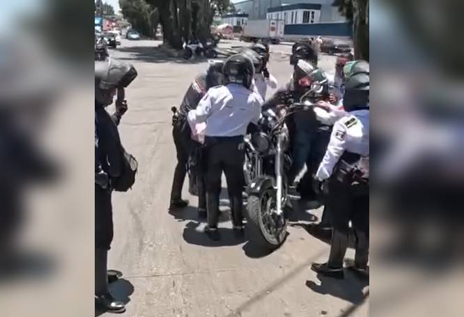 VIDEO: Biker y policías arman jaloneos por la moto y todo por una infracción