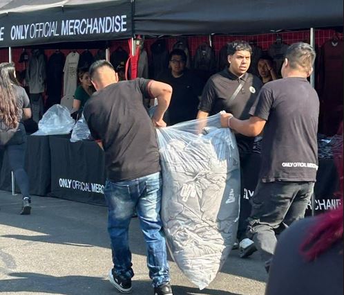 INAUDITO: Revendedores acaparan toda la mercancía oficial de la banda de k-pop BTS