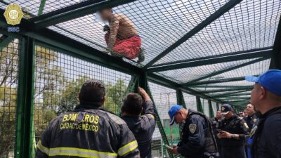 VIDEO: Uniformados convencen a un hombre de no tomar una decisión fatal
