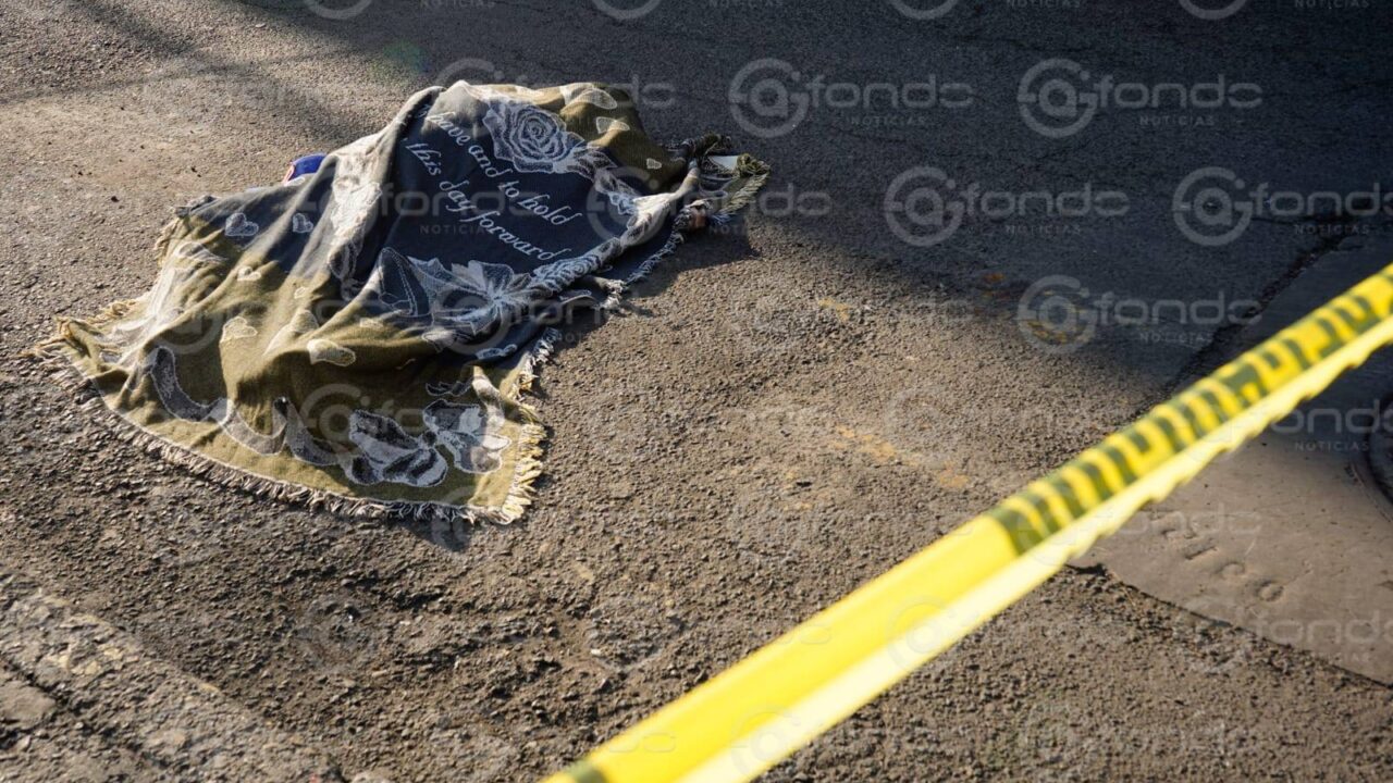 DESAFORTUNADO. Hombre es atropellado; logra ponerse de pie y otro coche lo remata