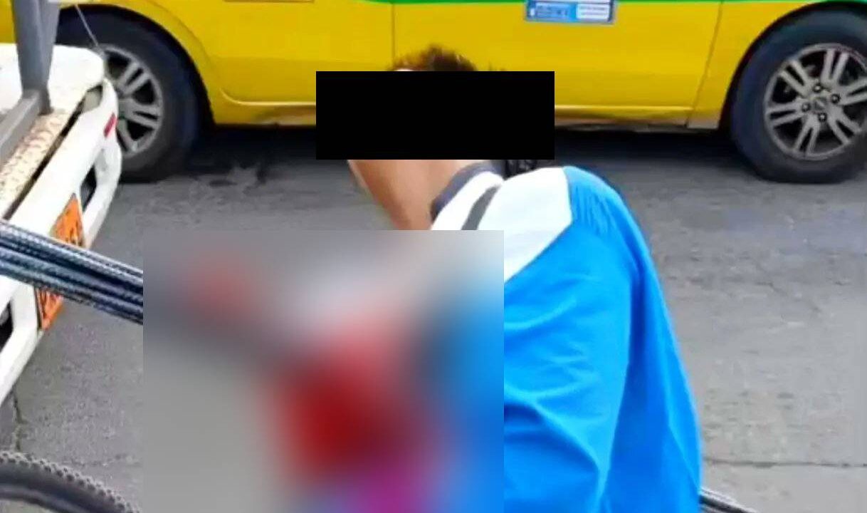 VIDEO: Graban tragedia; joven en bici muere atravesado por las varillas que llevaba un camión