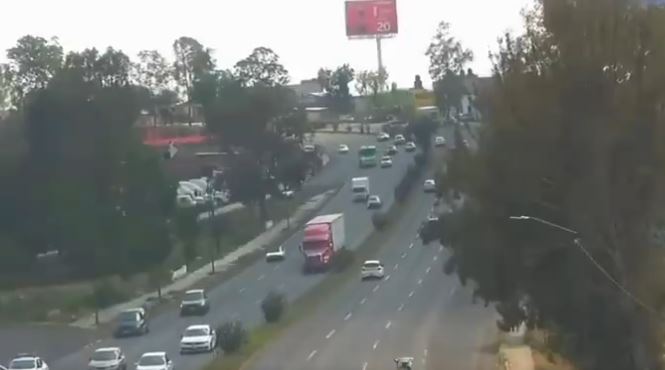 VIDEO: Sujeto manejaba un tráiler robado y provoca una tremenda carambola
