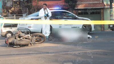 COBARDE. Microbusero se pasa el alto, deja sin vida a motociclista, abandona su vehículo y huye a pie