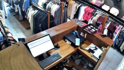 VIDEO: Asaltantes sin armas amenaza a jovencitas y roba en una tienda de ropa
