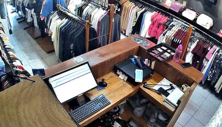 VIDEO: Asaltantes sin armas amenaza a jovencitas y roba en una tienda de ropa