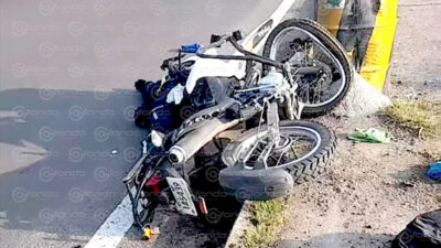 VIDEO. Joven repartidor pierde la vida después de chocar contra un poste el autopista; graban agonía