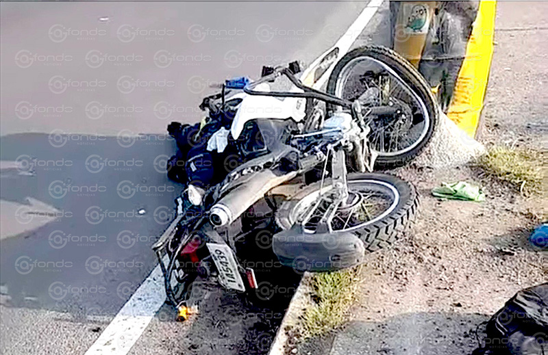 VIDEO. Joven repartidor pierde la vida después de chocar contra un poste el autopista; graban agonía