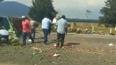 VIDEO: Vecinos ayudan a recoger y acomodar flores tras volcadura en Edomex