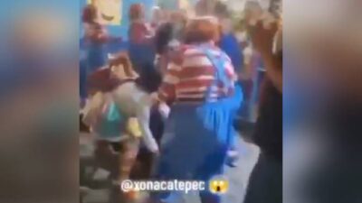 VIDEO: ‘México superando la IA’; graban pelea de ‘Chuckys’ en pleno carnaval