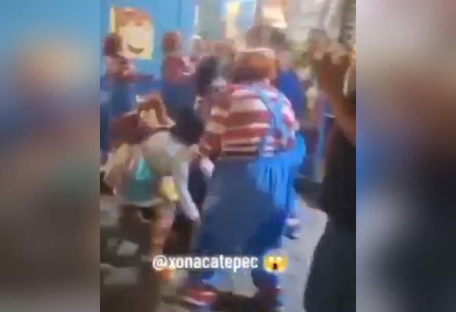 VIDEO: ‘México superando la IA’; graban pelea de ‘Chuckys’ en pleno carnaval