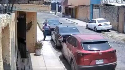 VIDEO: Mujer huye aterrada mientras sicarios atacaban a unos policías