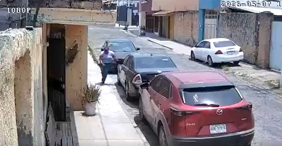 VIDEO: Mujer huye aterrada mientras sicarios atacaban a unos policías