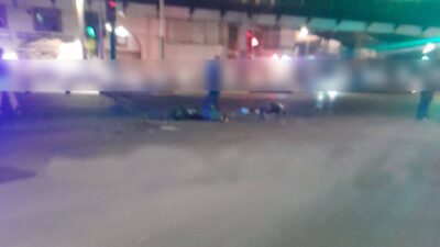 VIDEO: Motociclista iba solo de madrugada y una pipa de agua ya no dejó que volviera a casa