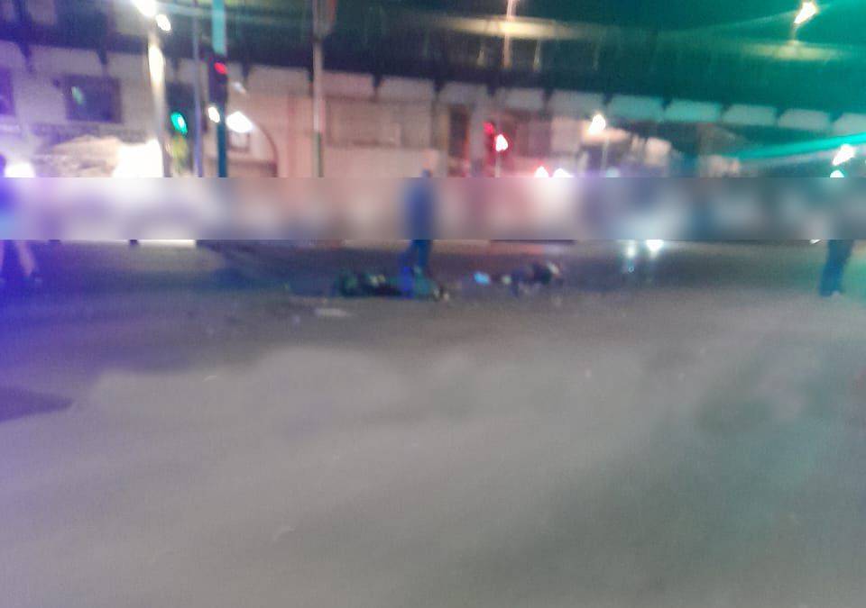VIDEO: Motociclista iba solo de madrugada y una pipa de agua ya no dejó que volviera a casa