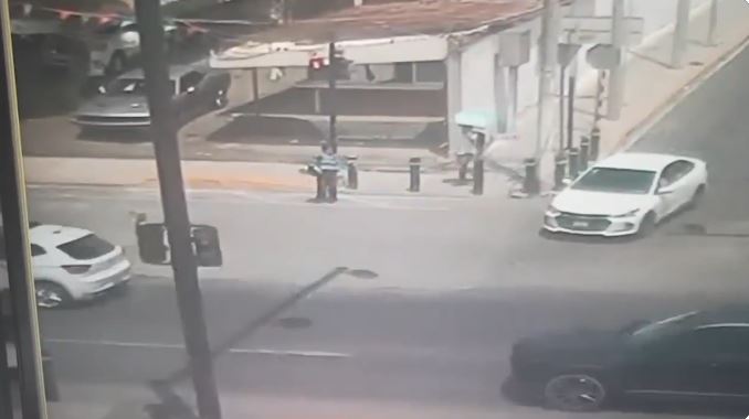 VIDEO: ‘Policías y ladrones’; graban persecución tras asalto a gasolinera en Edomex