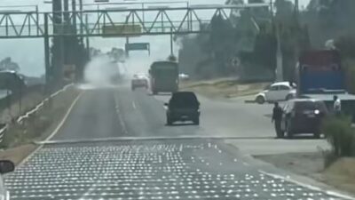 VIDEO. ‘¡Ya se los llevó!’; camión de carga sin frenos embiste a varios vehículos y deja personas heridas
