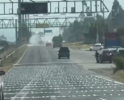 VIDEO. ‘¡Ya se los llevó!’; camión de carga sin frenos embiste a varios vehículos y deja personas heridas