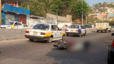 VIDEO: Motociclista intenta rebasar y termina aplastado por un tráiler