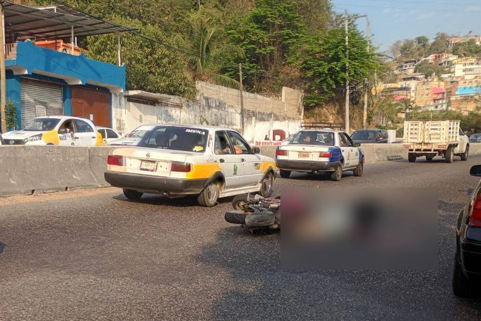 VIDEO: Motociclista intenta rebasar y termina aplastado por un tráiler