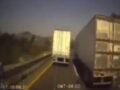 VIDEO: Criminales usan tráileres para bloquear carretera y atacar a transportistas