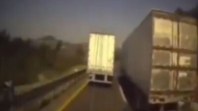 VIDEO: Criminales usan tráileres para bloquear carretera y atacar a transportistas