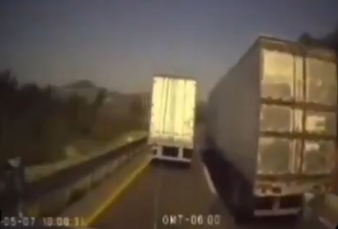 VIDEO: Criminales usan tráileres para bloquear carretera y atacar a transportistas