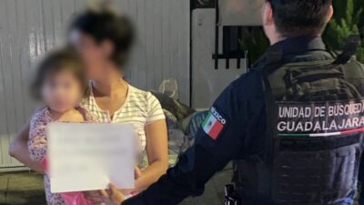 INDIGNANTE: Bebé de un año gateaba sola en la calle por la noche; policías la encuentran