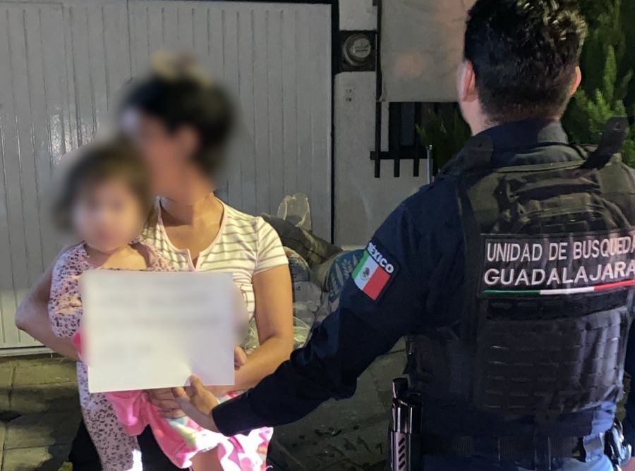 INDIGNANTE: Bebé de un año gateaba sola en la calle por la noche; policías la encuentran