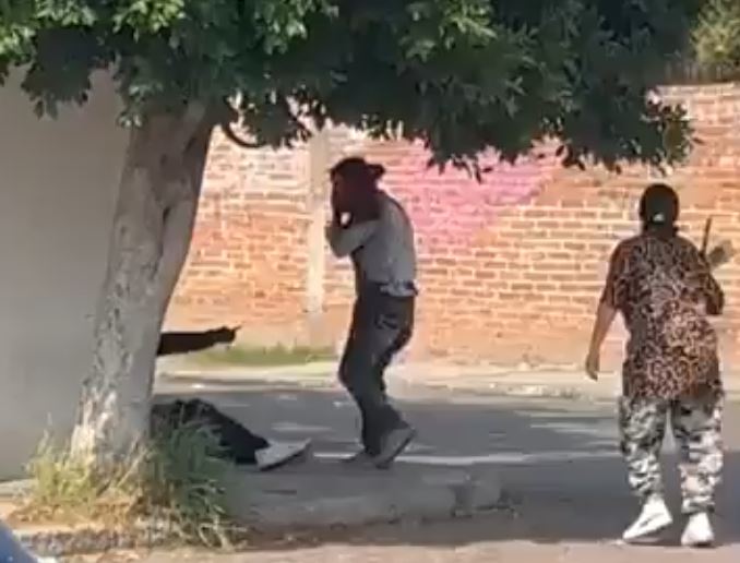 VIDEO: Acosador es encarado por el esposo de su víctima y termina muerto