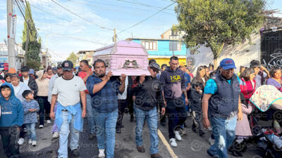 DOLOR. Verónica llora, reza y bendice el féretro de su hija; cientos dan el último adiós a la «Chica del Pelo Bluuuu»