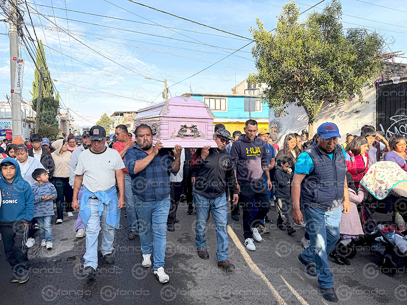 DOLOR. Verónica llora, reza y bendice el féretro de su hija; cientos dan el último adiós a la «Chica del Pelo Bluuuu»