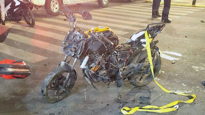 LAMENTABLE. Motociclista se pasa el alto, estrella contra un Tesla y pierde la vida
