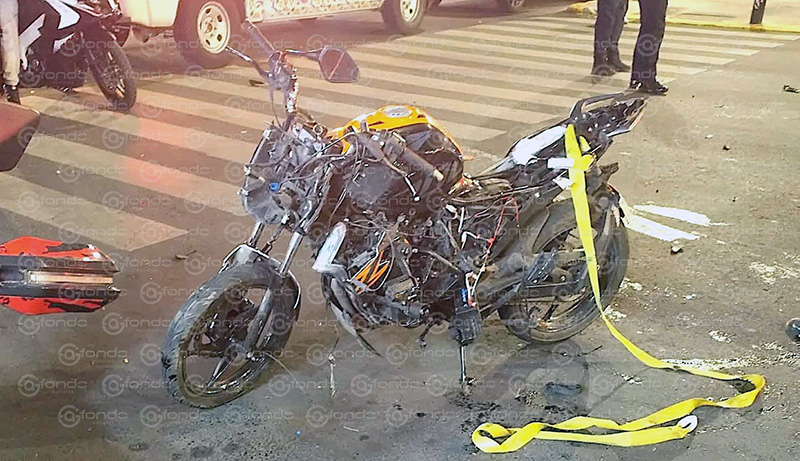 LAMENTABLE. Motociclista se pasa el alto, estrella contra un Tesla y pierde la vida