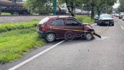 URGENTE. Encuentran a una joven mujer en la cajuela de un Chevy, luego de un fuerte choque