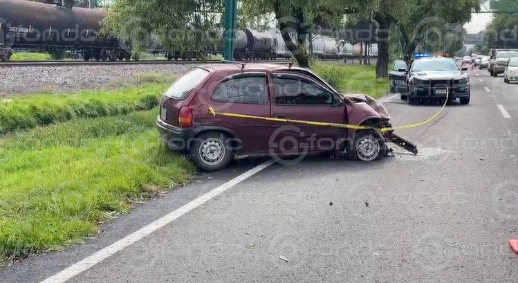 URGENTE. Encuentran a una joven mujer en la cajuela de un Chevy, luego de un fuerte choque