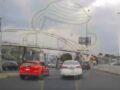 VIDEO: Motociclista arrolla a un niño que ‘semaforeaba’ con su mamá y se da a la fuga