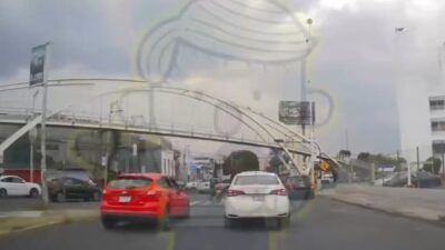 VIDEO: Motociclista arrolla a un niño que ‘semaforeaba’ con su mamá y se da a la fuga