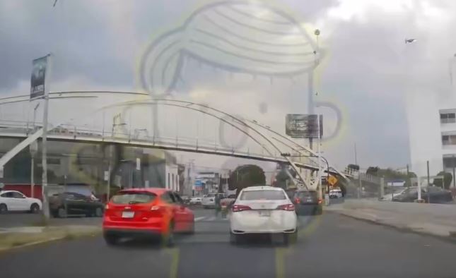 VIDEO: Motociclista arrolla a un niño que ‘semaforeaba’ con su mamá y se da a la fuga