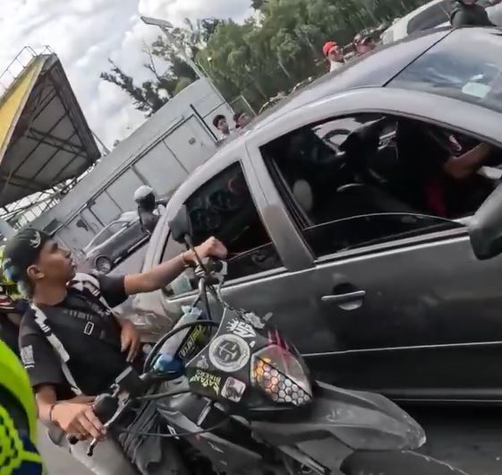 VIDEO: Motociclistas ‘montoneros’ agreden a conductor durante una ‘rodada’