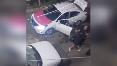 VIDEO: Taxista borracho ataca con una llave de cruz y amenaza a una familia