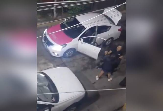 VIDEO: Taxista borracho ataca con una llave de cruz y amenaza a una familia