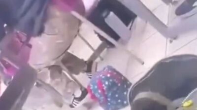 VIDEO: ‘Te mato’; padre entra a un salón de clases y amenaza al acosador de su hijo