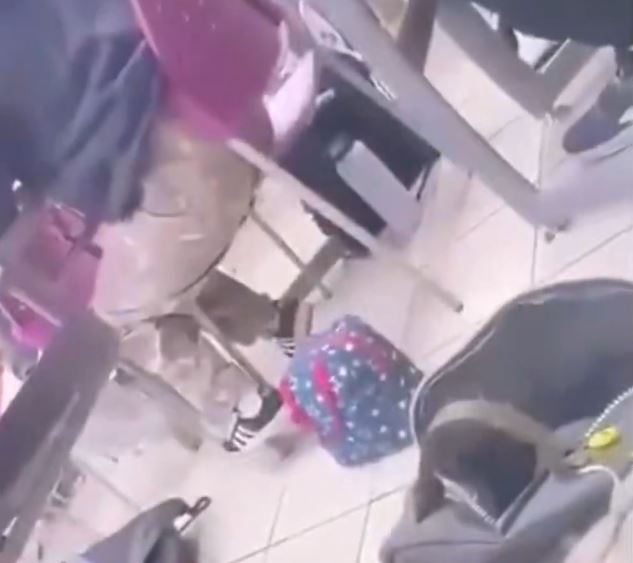 VIDEO: ‘Te mato’; padre entra a un salón de clases y amenaza al acosador de su hijo