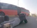 VIDEO: Mujer en moto eléctrica es arrollada por un conductor que escapó