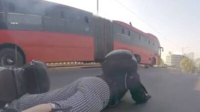 VIDEO: Mujer en moto eléctrica es arrollada por un conductor que escapó