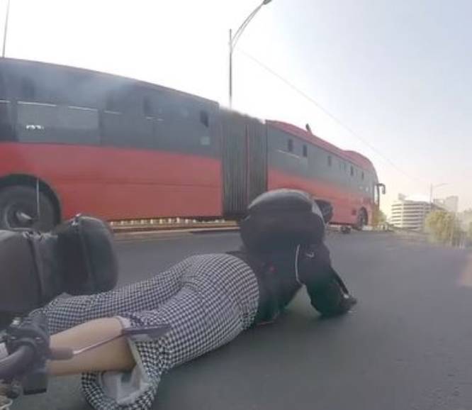 VIDEO: Mujer en moto eléctrica es arrollada por un conductor que escapó