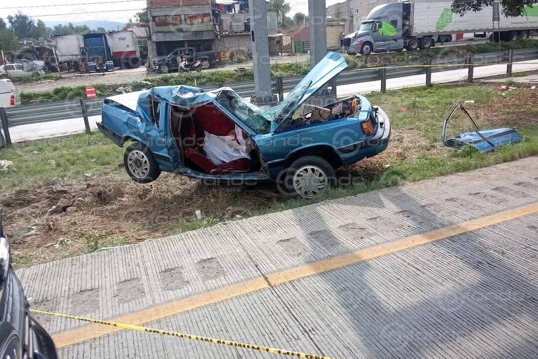 ACCIDENTE: Conductor se estrella contra un poste en la carretera; él y su acompañante están graves