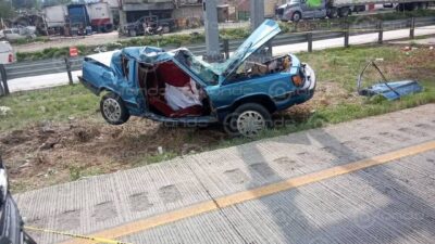 ACCIDENTE: Conductor se estrella contra un poste en la carretera; él y su acompañante están graves
