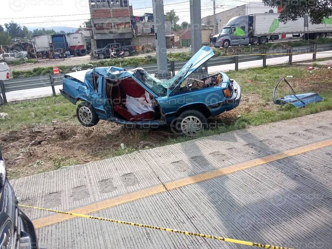 ACCIDENTE: Conductor se estrella contra un poste en la carretera; él y ...